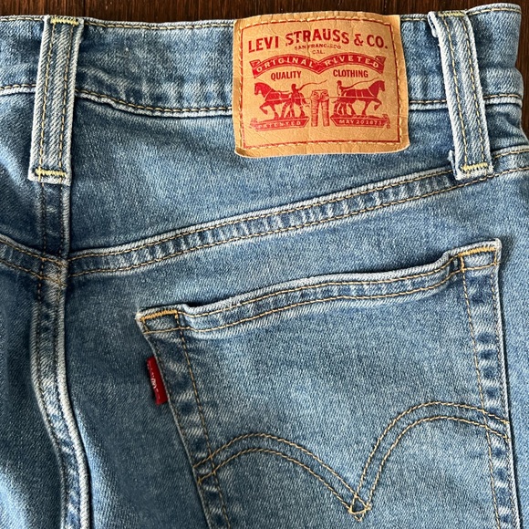 EUC Levi’s Wedgie Skinny medium light wash sz 28 - Picture 2 of 6